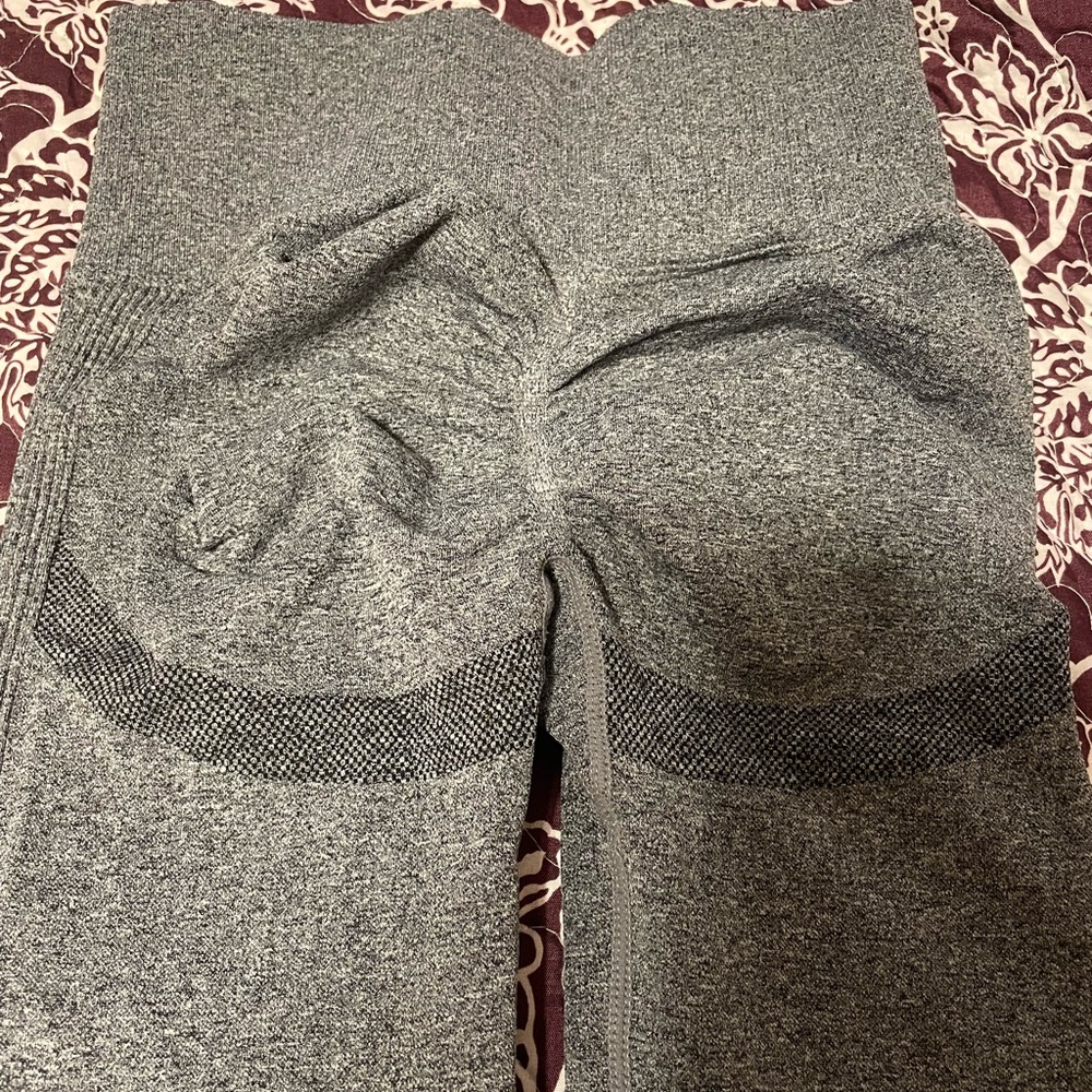 2 Scrunch Butt Leggings in Gray & Blue (2 leggings)